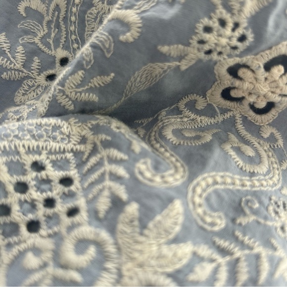 ➕Guess Light Blue crop shirt with ivory embroidery Large. NWOT - Picture 6 of 11